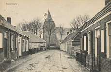 843 Serooskerke. Gezicht op een straat en de Ned. Herv. Kerk te Serooskerke (Walcheren)