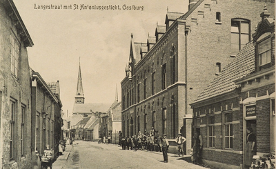 8434 Langestraat met St Antoniusgesticht, Oostburg. Gezicht op de Langestraat te Oostburg met het St. Antoniusgesticht ...