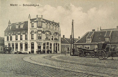8455 Markt - Schoondijke. Gezicht op de Markt te Schoondijke met hotel-café-restaurant en tramstation De Zwaan (Anno ...