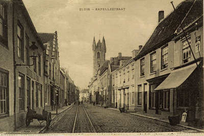 8507 Sluis - Kapellestraat. Gezicht op de Kapellestraat, met tramrails, te Sluis. Op de achtergrond het belfort