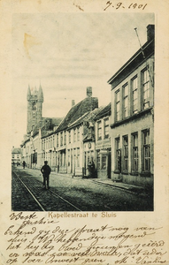 8509 Kapellestraat te Sluis. Gezicht op de Kapellestraat te Sluis, met de tramrails. Op de achtergrond het belfort