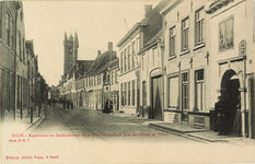 8510 Sluis - Kapelstraat en Stadhuistoren (Rue de la Chapelle et Tour de l'Hôtel de Ville). Gezicht op de Kapellestraat ...