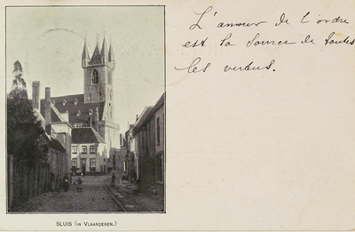 8537 Sluis (in Vlaanderen.). Gezicht op een straat te Sluis met op de achtergrond het belfort met het stadhuis