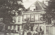 8552 Sluis L' Ecluse (Holland). Het café-restaurant 't Hof van Brussel van E. Janssens-Beijaert aan de Kaai te Sluis