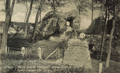 8582 Sluis. Ruïne van de Westpoort, opgegraven in 1874; bekend onder de naam Sortie . Gezicht op de ruïne van de ...