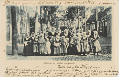 859 Serooskerke (uitgaan der school), Groet uit. Een groep poserende kinderen in klederdracht bij het uitgaan van de ...