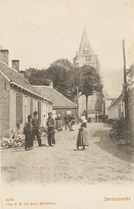 861 Kerk Serooskerke. Gezicht op een straat te Serooskerke (Walcheren) met op de achtergrond de Ned. Herv. Kerk