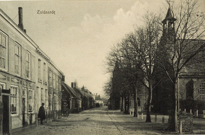 8704 Zuidzande. Gezicht op de Dorpsstraat en het Dorpsplein te Zuidzande met de Ned. Herv. kerk