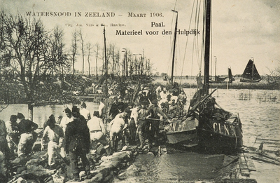 8896 Watersnood in Zeeland - Maart 1906. Paal. Materieel voor den Hulpdijk. Een aantal militairen is bezig met het ...