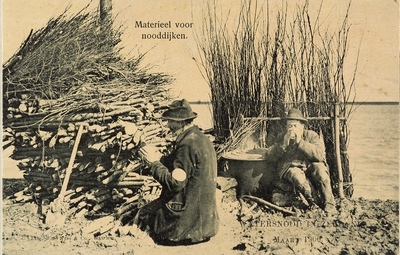 8897 Materieel voor nooddijken. Watersnood in Zeeland Maart 1906. Twee mannen schaften tijdens herstelwerk na de ...