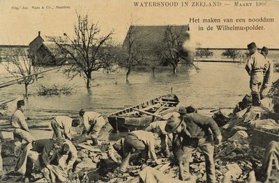 8898 Watersnood in Zeeland - Maart 1906 Het maken van een nooddam in de Wilhelmuspolder. Militairen en andere mannen ...