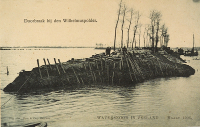 8901 Doorbraak bij den Wilhelmuspolder. Watersnood in Zeeland Maart 1906. Een doorgebroken dijk in de Wilhelmuspolder ...