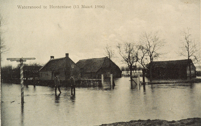 8911 Watersnood te Hontenisse (13 maart 1906). Twee mannen op een ondergelopen weg bij een boerderij in de omgeving van ...