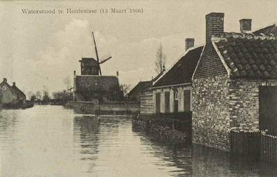 8912 Watersnood te Hontenisse (13 Maart 1906). Een ondergelopen straat te Hontenisse met op de achtergrond de molen