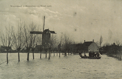 8913 Watersnood te Hontenisse (13 Maart 1906). Gezicht op de overstromingen rondom Hontenisse met de molen een een roeiboot