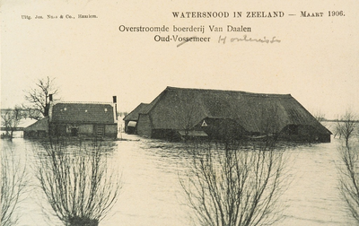 8915 Watersnood in Zeeland - Maart 1906. Overstroomde boerderij Van Daalen Oud-Vossemeer. Gezicht op de overstroomde ...