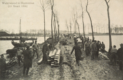 8916 Watersnood te Hontenisse (13 Maart 1906). Het versterken van een dijk in de omgeving van Hontenisse