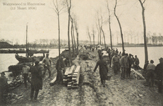 8916 Watersnood te Hontenisse (13 Maart 1906). Het versterken van een dijk in de omgeving van Hontenisse