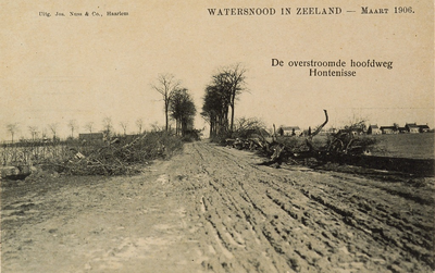 8921 Watersnood in Zeeland - Maart 1906. De overstroomde hoofdweg Hontenisse. De drooggevallen weg bij Hontenisse