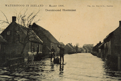 8922 Watersnood in Zeeland - Maart 1906. Overstroomd Hontenisse. Gezicht op een overstroomde straat te Hontenisse