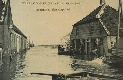 8923 Watersnood in Zeeland - Maart 1906. Hontenisse. Een dorpstraat. Gezicht op een overstroomde straat te Hontenisse