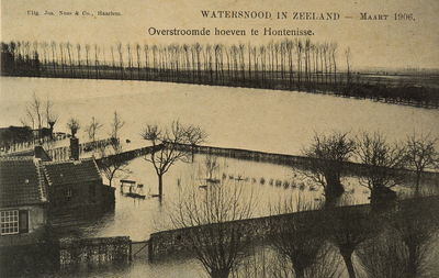 8924 Watersnood in Zeeland - Maart 1906. Overstroomde hoeven te Hontenisse. Gezicht op een overstroomde boerderij bij ...