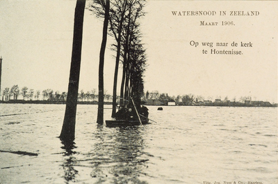 8926 Watersnood in Zeeland - Maart 1906. Op weg naar de kerk te Hontenisse. Gezicht op een roeiboot in de ondergelopen ...