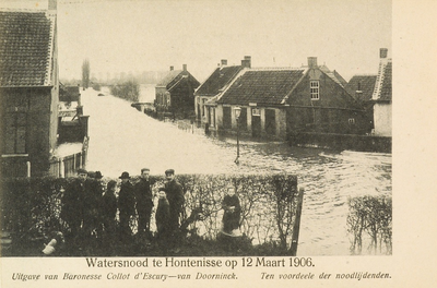 8927 Watersnood te Hontenisse op 12 Maart 1906. Gezicht op een ondergelopen straat te Hontenisse met op de voorgrond ...