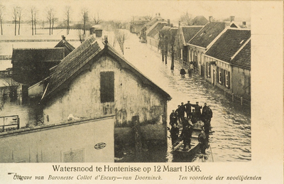 8928 Watersnood te Hontenisse op 12 Maart 1906. Gezicht op het overstroomde dorp Hontenisse met een roeiboot op de voorgrond