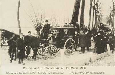 8933 Watersnood te Hontenisse op 12 Maart 1906. Gezicht op een gezelschap met rijtuigen, waaronder koningin Wilhelmina ...