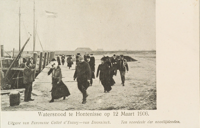 8934 Watersnood te Hontenisse op 12 Maart 1906. Gezicht op een gezelschap, waaronder koningin Wilhelmina bij een ...