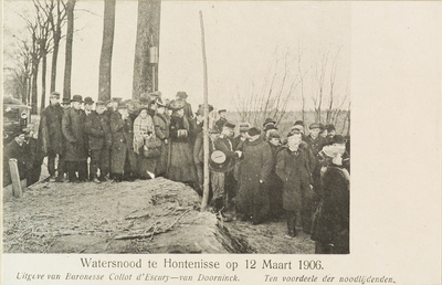 8935 Watersnood te Hontenisse op 12 Maart 1906. Een groot gezelschap bij een van de overstroomde polders rond Hontenisse