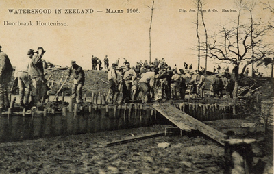 8937 Watersnood in Zeeland - Maart 1906. Doorbraak Hontenisse. Mannen aan het werk bij de dijkdoorbraak in de buurt van ...