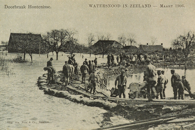 8938 Doorbraak Hontenisse. Watersnood in Zeeland - Maart 1906. Mannen aan het werk bij de dijkdoorbraak in de buurt van ...