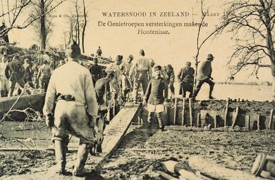8939 Watersnood in Zeeland - Maart 1906. De Genietroepen versterkingen makende Hontenisse. Genietroepen zijn bezig met ...