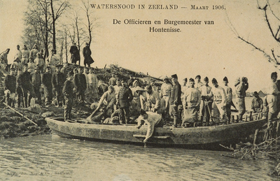 8940 Watersnood in Zeeland - Maart 1906. De Officieren en Burgemeester van Hontenisse. De burgemeester en een aantal ...