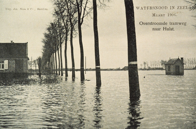 8944 Overstroomde tramweg naar Hulst. Watersnood in Zeeland Maart 1906. Gezicht op de overstroomde tramweg in de buurt ...