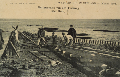 8945 Het herstellen van den Tramweg naar Hulst. Watersnood in Zeeland - Maart 1906. Gezicht op het maken van de door de ...