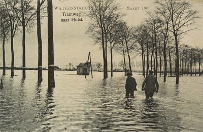 8947 Tramweg naar Hulst. Watersnood in Zeeland - Maart 1906. Gezicht op de ondergelopen trambaan in de buurt van Hulst