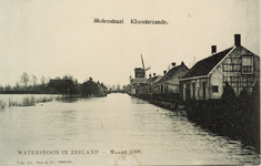 8951 Molenstraat. Kloosterzande. Watersnood in Zeeland - Maart 1906. Gezicht op de overstroomde Molenstraat te Kloosterzande