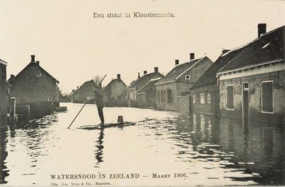 8954 Een straat in Kloosterzande. Watersnood in Zeeland - Maart 1906. Gezicht op het overstroomde dorp Kloosterzande