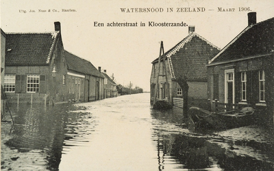 8955 Een achterstraat in Kloosterzande. Watersnood in Zeeland - Maart 1906. Gezicht op een overstroomde straat in ...