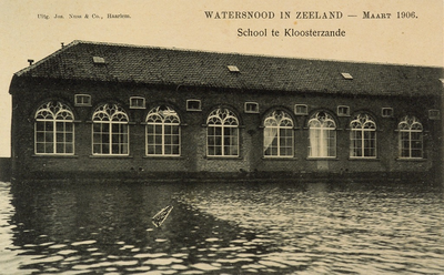 8956 School te Kloosterzande Watersnood in Zeeland - Maart 1906. Gezicht op de in het water staande school te Kloosterzande