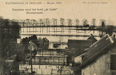 8958 Panorama vanaf het hotel de Linde Kloosterzande. Watersnood in Zeeland - Maart 1906. Gezicht op het overstroomde ...