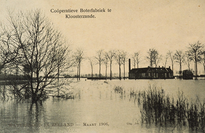 8961 Coöperatieve Boterfabriek te Kloosterzande. Watersnood in Zeeland - Maart 1906. Gezicht op een overstroomde polder ...