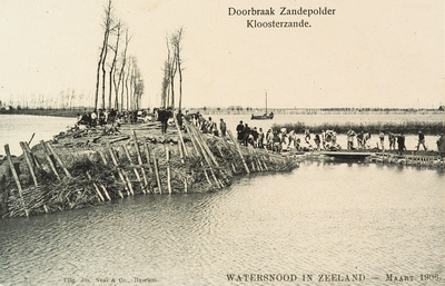 8963 Doorbraak Zandepolder. Kloosterzande. Watersnood in Zeeland - Maart 1906. Gezicht op het aanleggen van een ...