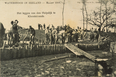 8964 Het leggen van den Hulpdijk te Kloosterzande. Watersnood in Zeeland - Maart 1906. Gezicht op het maken van de ...