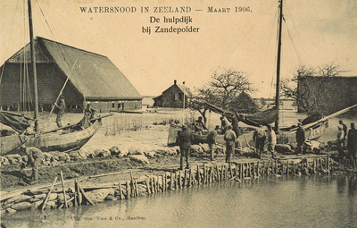 8965 De hulpdijk bij Zandepolder Watersnood in Zeeland - Maart 1906. Gezicht op het maken van de nooddijk na de ...