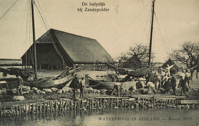 8966 De hulpdijk bij Zandepolder Watersnood in Zeeland - Maart 1906. Gezicht op het maken van de nooddijk na de ...