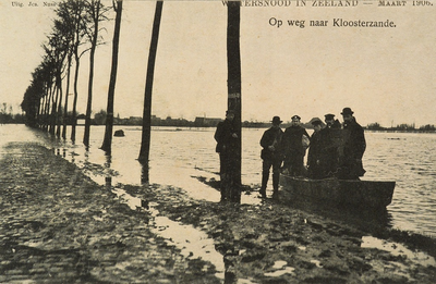 8967 Op weg naar Kloosterzande. Watersnood in Zeeland - Maart 1906. Gezicht op enkele mannen in een roeiboot in een ...